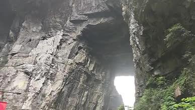 旅行岩石观赏高山观赏奇景视频的预览图